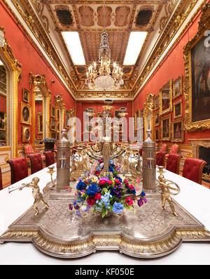 APSLEY HOUSE, London. View of the Waterloo Gallery dressed for a banquet. The Portuguese Service. Stock Photo
