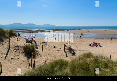 Visitors on the beach at Newborough, Llanddwyn Bay, Newborough, Anglesey. Stock Photo