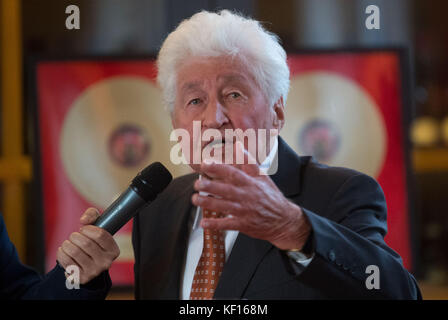 Stuttgart, Germany. 24th Oct, 2017. Choir director Gotthilf Fischer speaking in front of two golden records in Stuttgart, Germany, 24 October 2017. For 7 decades Gotthilf Fischer has been bringing choir music to Germany's turntables. His music label awarded the composer and director of the Fischer Choir with a golden record for '70 years of recording'. Credit: Marijan Murat/dpa/Alamy Live News Stock Photo