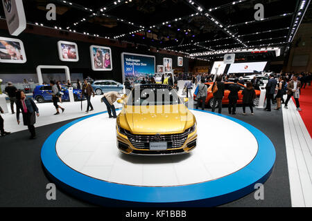Tokyo, Japan. 25th Oct, 2017. Visitors gather at the 45th Tokyo Motor Show 2017 in Tokyo Big Sight on October 25, 2017, Tokyo, Japan. Tokyo Motor Show 2017 will showcase new mobility solutions from over 153 Japanese and overseas automakers. The exhibition is open to the public from October 26 to November 5. Credit: Rodrigo Reyes Marin/AFLO/Alamy Live News Stock Photo