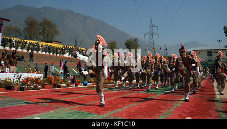 Srinagar, Kashmir.  25th Oct, 2017. New Recruits of Indian police march during a passing out parade at a training center during a Passing out parade Some 696 new recruitment.  at manigam District Ganderbal. Credit: sofi suhail/Alamy Live News Stock Photo