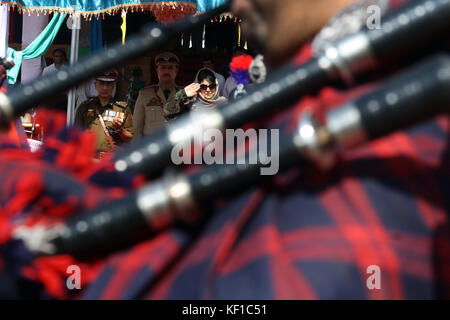 Srinagar, Kashmir.  25th Oct, 2017. New Recruits of Indian police march as J&K Chief Minister take salute, during a passing out parade at a training center  Some 696 new recruitment.  at manigam District Ganderbal. Credit: sofi suhail/Alamy Live News Stock Photo