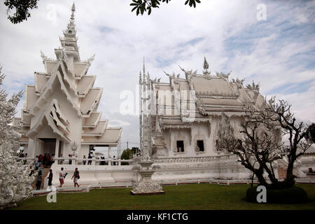 Chiang Rai, Thaliand. 25th Oct, 2017. Preparations are under way to celebrate the royal cremation ceremony of His Majesty the King Bhumibol Adulyadej. Wat Rong Khunor better known as the White Temple uses pieces of glass in the plaster, sparkling in the sun. The white color signifies the purity of the Buddha, while the glass symbolises the Buddha’s wisdom and the Dhamma, the Buddhist teachings. Credit: Paul Quezada-Neiman/Alamy Live News Stock Photo