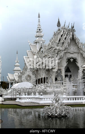 Chiang Rai, Thaliand. 25th Oct, 2017. Preparations are under way to celebrate the royal cremation ceremony of His Majesty the King Bhumibol Adulyadej. Wat Rong Khunor better known as the White Temple uses pieces of glass in the plaster, sparkling in the sun. The white color signifies the purity of the Buddha, while the glass symbolises the Buddha’s wisdom and the Dhamma, the Buddhist teachings. Credit: Paul Quezada-Neiman/Alamy Live News Stock Photo