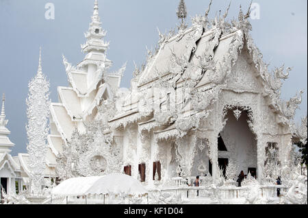 Chiang Rai, Thaliand. 25th Oct, 2017. Preparations are under way to celebrate the royal cremation ceremony of His Majesty the King Bhumibol Adulyadej. Wat Rong Khunor better known as the White Temple uses pieces of glass in the plaster, sparkling in the sun. The white color signifies the purity of the Buddha, while the glass symbolises the Buddha’s wisdom and the Dhamma, the Buddhist teachings. Credit: Paul Quezada-Neiman/Alamy Live News Stock Photo