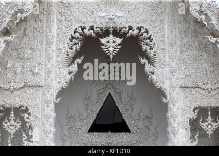 Chiang Rai, Thaliand. 25th Oct, 2017. Preparations are under way to celebrate the royal cremation ceremony of His Majesty the King Bhumibol Adulyadej. Wat Rong Khunor better known as the White Temple uses pieces of glass in the plaster, sparkling in the sun. The white color signifies the purity of the Buddha, while the glass symbolises the Buddha’s wisdom and the Dhamma, the Buddhist teachings. Credit: Paul Quezada-Neiman/Alamy Live News Stock Photo