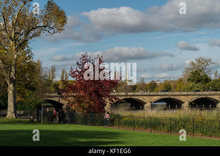 London, UK. 25th Oct, 2017. UK weather: an autumn day in Hyde Park in London. Photo date: Wednesday, October 25, 2017. Credit: Roger Garfield/Alamy Live News Stock Photo