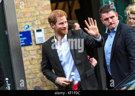 Copenhagen, Denmark. 25th October, 2017.HRH Prince Harry of Wales waves to onlookers and supporters outside KPH Projects in Copenhagen. Harry paid a visit to the centre during a two-day official trip to the Danish capital. Credit: Matthew James Harrison / Alamy Live News Stock Photo