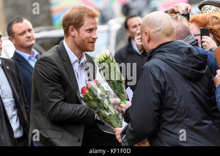 Copenhagen, Denmark. 25th October, 2017.HRH Prince Harry of Wales receives a bouquet of flowers from supporters outside KPH Projects in Copenhagen. Harry paid a visit to the centre during a two-day official trip to the Danish capital. Credit: Matthew James Harrison / Alamy Live News Stock Photo