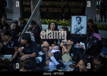 Bangkok, Bangkok, Thailand. 25th Oct, 2017. A woman is seen holding a portrait of King Rama 9 as they queuing up to attend Thailand's Late King Bhumibol Adulyadej's funeral ceremony and cremation at Sanam Luang front of the Grand Palace.Thailand's Late King Bhumibol Adulyadej was the world's longest serving monarch who died on October 13th, 2016 at Siriraj Hospital in Bangkok. Credit: ZUMA Press, Inc./Alamy Live News Stock Photo