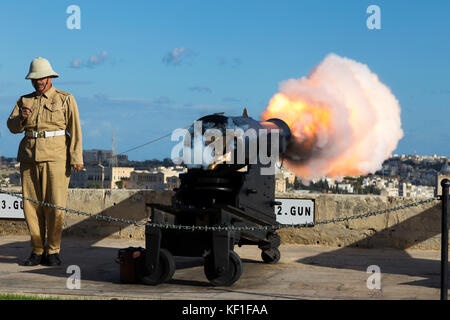 The Number 2 Gun of the Saluting Battery fires the 4pm time signal and is captured at the moment of detonation. The The Saluting Battery is an artillery battery in Valletta, Malta. Credit: David Gee 4 Stock Photo