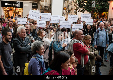 Figueres, Spain. 25 October, 2017. Protest march against the article 155 and the accusations of indoctrination issued by the Spanish government in Madrid. The Spanish govern accuses Catalan teachers of indoctrinating the students in the hate of the rest of Spain. Credit: Pablo Guillen/Alamy Live News Stock Photo