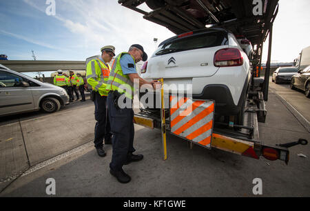 Police and customs officers inspecting the loading of a trailer truck from Poland during a large-scale operation along Autobahn 6 (A6)near Bad Rappenau, Germany, 25 October 2017. The focus of the operation were drug related crimes, smuggling and the general condition of the vehicles. (The licence plates were made unrecognisable due to personal privacy concerns) Photo: Christoph Schmidt/dpa Stock Photo