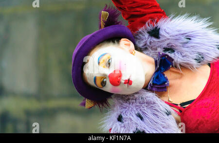 Female mime artist with painted face and  costume performs on the high street during the Edinburgh Fringe Festival Stock Photo