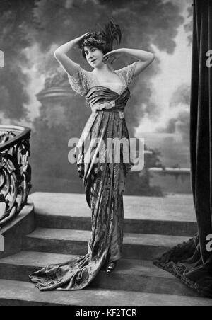 Saravia, actress of Theatre du Chatelet in costume, Paris 1913. Photo by Talbot.