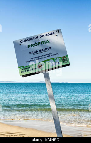 Florianopolis, Santa Catarina, Brasil. 15th Jan, 2022. (INT) Movement of  bathers on Jurere Internacional beach, in Santa Catarina. January 15, 2022,  Florianopolis, Santa Catarina, Brazil: A sunny day takes bathers to the