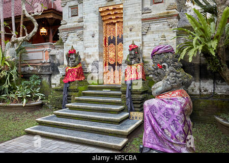 Carved stone statues in Puri Saren Agung, also known as Ubud Palace. Ubud, Bali, Indonesia. Stock Photo