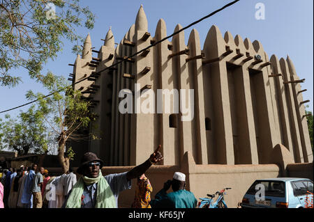 MALI Mopti , The Grand Mosque, an earthen structure built in the traditional Sudanese style between 1936 and 1943, is commonly called the Mosque of Komoguel, rebuild by Aga Khan Foundation, UNESCO world heritage, friday prayer /Grosse Moschee aus Lehm ist UNESCO Weltkulturerbe Stock Photo