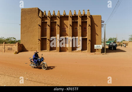 MALI, Bandiagara, Dogon Land , old palace in clay architecture Palais Agubou Tall de Bandiagara / Lehmbauten Stock Photo