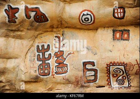 MALI Dogon Land , Dogon village Songho, painting on rock wall of sacred initialization site where circumcision rites are performed  / MALI, Dogon Dorf Songho, Wandbilder an Felswand des Initialisierungsplatzes der Dogon Stock Photo