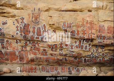 MALI Dogon Land , Dogon village Songho, painting on rock wall of sacred initialization site where circumcision rites are performed  / MALI, Dogon Dorf Songho, Wandbilder an Felswand des Initialisierungsplatzes der Dogon Stock Photo