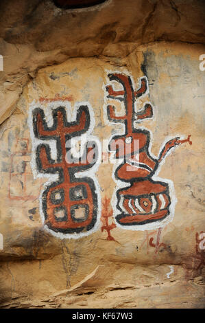 MALI Dogon Land , Dogon village Songho, painting on rock wall of sacred initialization site where circumcision rites are performed  / MALI, Dogon Dorf Songho, Wandbilder an Felswand des Initialisierungsplatzes der Dogon Stock Photo