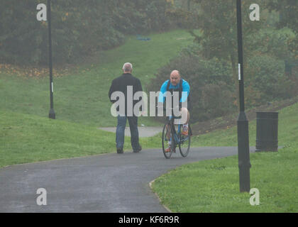 London, UK. 26th Oct, 2017. UK Weather- People on their way to work in New Cross with heavy fog. Credit: Sebastian Remme/Alamy Live News Stock Photo