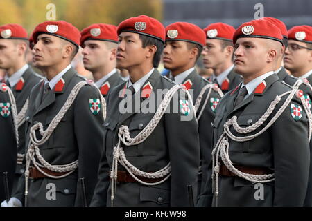 Vienna, Austria. 26th Oct, 2017. Austrian National Day 2017 in the presence of the Federal President and the Austrian Federal Government at Heroes Square in Vienna. Over 1000 recruits were engaged in the service in the army. Guard of the Austrian Armed Forces. Credit: Franz Perc/Alamy Live News Stock Photo