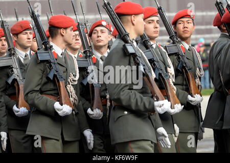 Vienna, Austria. 26th Oct, 2017. Austrian National Day 2017 in the presence of the Federal President and the Austrian Federal Government at Heroes Square in Vienna. Over 1000 recruits were engaged in the service in the army. Guard of the Austrian Armed Forces. Credit: Franz Perc/Alamy Live News Stock Photo