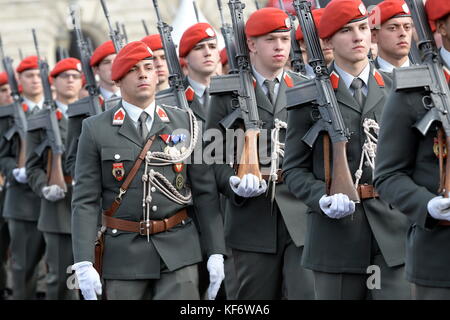 Vienna, Austria. 26th Oct, 2017. Austrian National Day 2017 in the presence of the Federal President and the Austrian Federal Government at Heroes Square in Vienna. Over 1000 recruits were engaged in the service in the army. Guard of the Austrian Armed Forces. Credit: Franz Perc/Alamy Live News Stock Photo