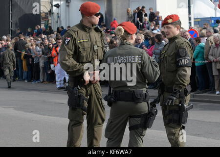 Vienna, Austria. 26th Oct, 2017. Austrian National Day 2017 in the presence of the Federal President and the Austrian Federal Government at Heroes Square in Vienna. Over 1000 recruits were engaged in the service in the army. In the picture military police. Credit: Franz Perc/Alamy Live News Stock Photo