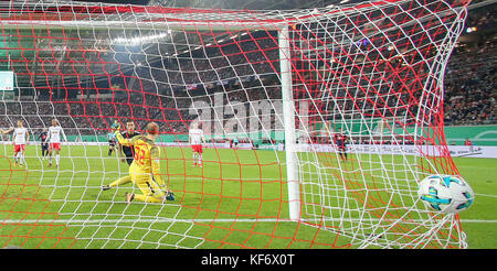 Leipzig, Germany. 25th Oct, 2017. Munich's Thiago hits the the back of the net during the DFB Cup soccer match between RB Leipzig and Bayern Munich in Leipzig, Germany, 25 October 2017. Credit: Jan Woitas/dpa-Zentralbild/dpa/Alamy Live News Stock Photo