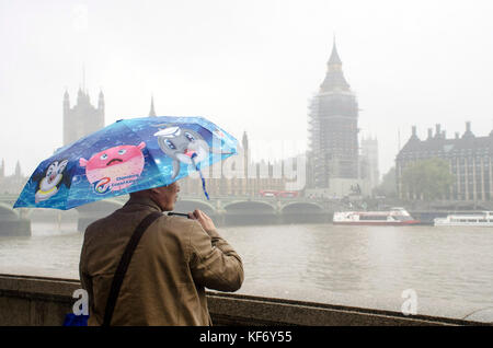 London, UK. 26th Oct, 2017. South bank school holiday rain. Credit: JOHNNY ARMSTEAD/Alamy Live News Stock Photo