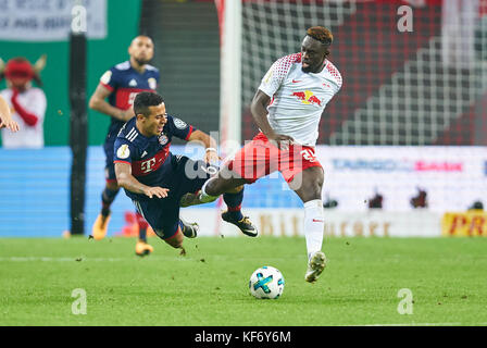 Leipzig, Germany. 25th Oct, 2017. DFB-Pokal Soccer match, Leipzig, October 25, 2017 Jean-Kevin AUGUSTIN, RB Leipzig 29 compete for the ball against Thiago ALCANTARA, FCB 6 RB LEIPZIG - FC BAYERN MUNICH 5-6 after penalty shoot out DFB-Pokal Soccer match in Leipzig, October 25, 2017, Season 2017/2018 Credit: Peter Schatz/Alamy Live News Stock Photo