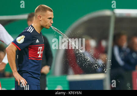 Leipzig, Germany. 25th Oct, 2017. DFB-Pokal Soccer match, Leipzig, October 25, 2017 Joshua KIMMICH, FCB 32 spits water RB LEIPZIG - FC BAYERN MUNICH 5-6 after penalty shoot out DFB-Pokal Soccer match in Leipzig, October 25, 2017, Season 2017/2018 Credit: Peter Schatz/Alamy Live News Stock Photo