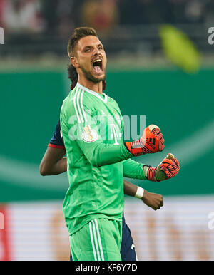 Leipzig, Germany. 25th Oct, 2017. DFB-Pokal Soccer match, Leipzig, October 25, 2017 Sven ULREICH, FCB 26 holds last penalty of Timo WERNER, RB Leipzig 11 celebration of the victory RB LEIPZIG - FC BAYERN MUNICH 5-6 after penalty shoot out DFB-Pokal Soccer match in Leipzig, October 25, 2017, Season 2017/2018 Credit: Peter Schatz/Alamy Live News Stock Photo