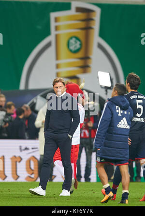 Leipzig, Germany. 25th Oct, 2017. DFB-Pokal Soccer match, Leipzig, October 25, 2017 Ralph HASENHUETTL, RB L Trainer sad, disappointed, RB LEIPZIG - FC BAYERN MUNICH 5-6 after penalty shoot out DFB-Pokal Soccer match in Leipzig, October 25, 2017, Season 2017/2018 Credit: Peter Schatz/Alamy Live News Stock Photo