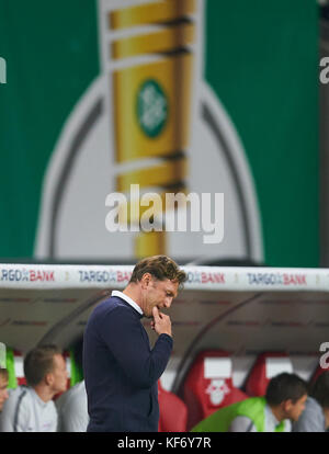 Leipzig, Germany. 25th Oct, 2017. DFB-Pokal Soccer match, Leipzig, October 25, 2017 Ralph HASENHUETTL, RB L Trainer sad, disappointed, RB LEIPZIG - FC BAYERN MUNICH 5-6 after penalty shoot out DFB-Pokal Soccer match in Leipzig, October 25, 2017, Season 2017/2018 Credit: Peter Schatz/Alamy Live News Stock Photo