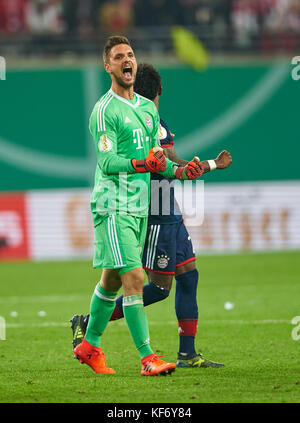 Leipzig, Germany. 25th Oct, 2017. DFB-Pokal Soccer match, Leipzig, October 25, 2017 Sven ULREICH, FCB 26 holds last penalty of Timo WERNER, RB Leipzig 11 celebration of the victory RB LEIPZIG - FC BAYERN MUNICH 5-6 after penalty shoot out DFB-Pokal Soccer match in Leipzig, October 25, 2017, Season 2017/2018 Credit: Peter Schatz/Alamy Live News Stock Photo