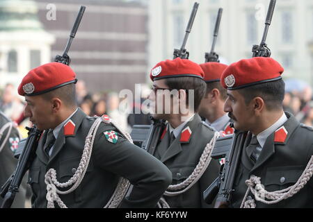 Vienna, Austria. 26 October 2017. Austrian National Day 2017 in the presence of the Federal President and the Austrian Federal Government at Heroes Square in Vienna. Over 1000 recruits were engaged in the service in the army. Guard of the Austrian Armed Forces. Credit: Franz Perc / Alamy Live News Stock Photo