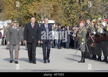 Vienna, Austria. 26 October 2017. Austrian National Day 2017 in the presence of the Federal President and the Austrian Federal Government at Heldenplatz in Vienna. Over 1000 recruits were engaged in the service in the army. In the picture  (from L to R) General Othmar Commenda, Federal Minister Peter Doskozil (SPÖ)  and Federal President Alexander Van der Bellen .Credit: Franz Perc / Alamy Live News Stock Photo