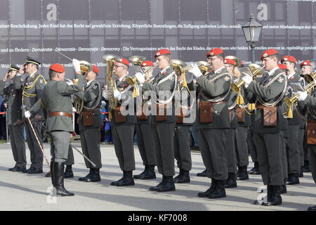 Vienna, Austria. 26 October 2017. Austrian National Day 2017 in the presence of the Federal President and the Austrian Federal Government at Heroes Square in Vienna. Over 1000 recruits were engaged in the service in the army. In the picture the guard.Credit: Franz Perc / Alamy Live News Stock Photo