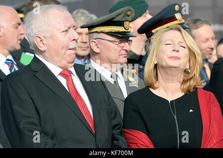 Vienna, Austria. 26 October 2017. Austrian National Day 2017 in the presence of the Federal President and the Austrian Federal Government at Heroes Square in Vienna. Over 1000 recruits were engaged in the service in the army. In the picture Mayor of Vienna (L) Michael Häupl (SPÖ) and President of the Council, (R) Doris Bures (SPÖ). Credit: Franz Perc / Alamy Live News Stock Photo