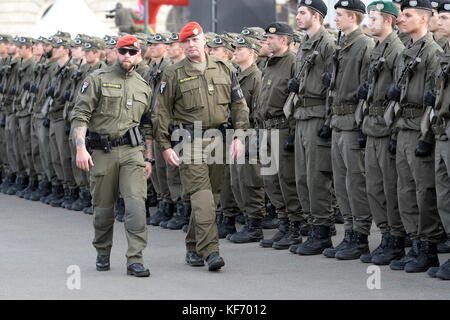 Vienna, Austria. 26 October 2017. Austrian National Day 2017 in the presence of the Federal President and the Austrian Federal Government at Heroes Squarein Vienna. Over 1000 recruits were engaged in the service in the army. In the picture military police.Credit: Franz Perc / Alamy Live News Stock Photo