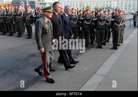Vienna, Austria. 26 October 2017. Austrian National Day 2017 in the presence of the Federal President and the Austrian Federal Government at Heldenplatz in Vienna. Over 1000 recruits were engaged in the service in the army. In the picture  (from L to R) General Othmar Commenda, Federal Minister Peter Doskozil (SPÖ) and Federal President Alexander Van der Bellen .Credit: Franz Perc / Alamy Live News Stock Photo