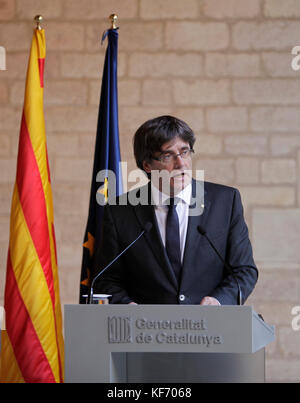 Barcelona, Spain. 26th October, 2017.   President of Catalonia, Carles Puigdemont, gives a speech at the Palau de la Generalitat in central Barcelona today 26.10.2017. His Speech outlining the reply to central Spanish Governments decision to apply Article 155. Declaration of President de la Generalitat de Catalunya, Carles Puigdemont, in response to the Spanish Government decision to apply the Article 155 that means the suspension of Catalonia Autonomy. Credit: rich bowen/Alamy Live News Stock Photo