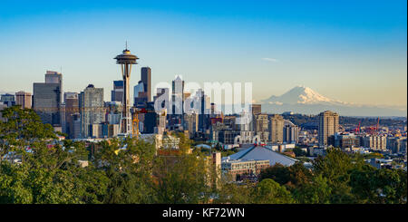 On a clear day, Mt Rainier can be seen behind the Seattle cityscape Stock Photo