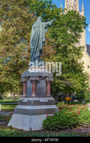 NOTRE DAME, IN/USA - OCTOBER 19, 2017:  Jesus Statue and Basilica of the Sacred Heart on the campus of Notre Dame University. Stock Photo