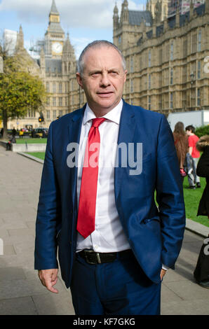 London, UK, 25/10/2017 John Mann Labour MP for Bassetlaw outside the Houses of Parliament. Stock Photo