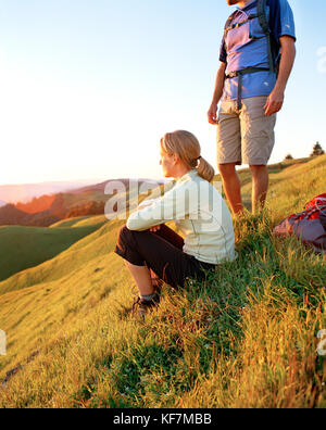 USA, California, Marin Headlands, young man and woman hikers relaxing on Mount Tamalpais Stock Photo